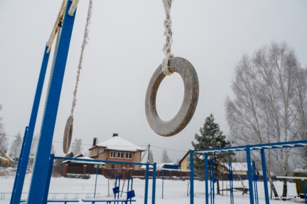 «Смотрели как на чудака, а потом присоединились». Жители Колодищей сами сделали лыжную горку и каток