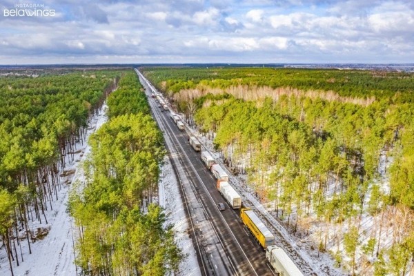 
                Читатель: Вновь образовалась огромная очередь в пункт пропуска Козловичи. В настоящий момент она подбирается к Тельмам-1
            