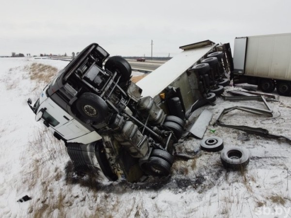 На трассе М1 произошло ДТП с участием грузовика-рефрижератора