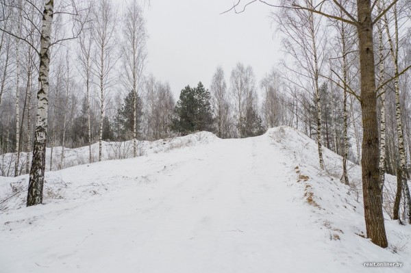 «Смотрели как на чудака, а потом присоединились». Жители Колодищей сами сделали лыжную горку и каток