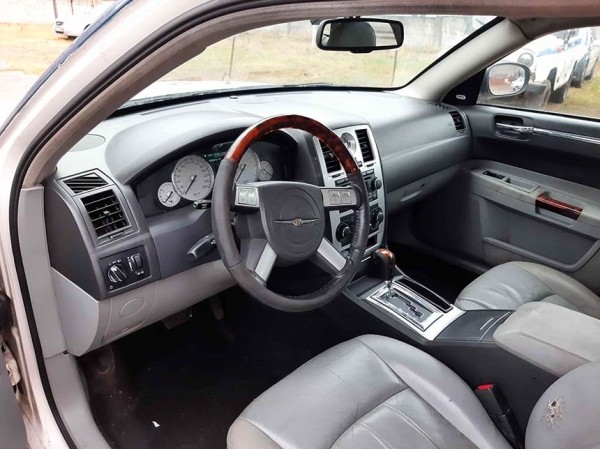 МВД продолжает распродавать Chrysler 300С из гаража ГАИ. Почем продают два авто? МВД продолжает распродавать Chrysler 300С из гаража ГАИ. Почем продают два авто?