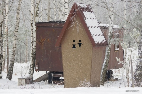 «Смотрели как на чудака, а потом присоединились». Жители Колодищей сами сделали лыжную горку и каток