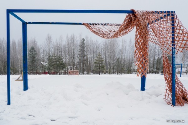 «Смотрели как на чудака, а потом присоединились». Жители Колодищей сами сделали лыжную горку и каток
