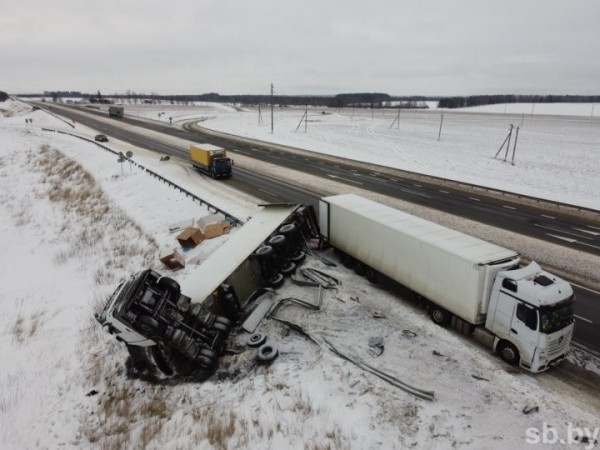 На трассе М1 произошло ДТП с участием грузовика-рефрижератора