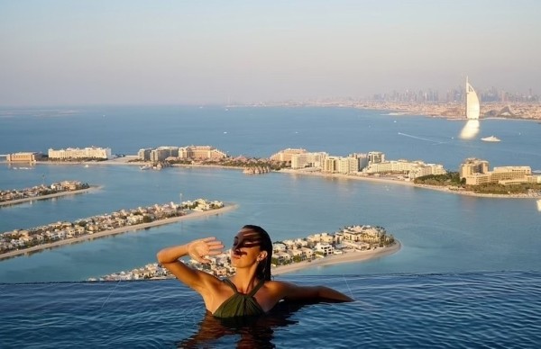 В Дубае открылся высочайший в мире «бесконечный бассейн». Посмотрите, как он выглядит В Дубае открылся высочайший в мире «бесконечный бассейн». Посмотрите, как он выглядит