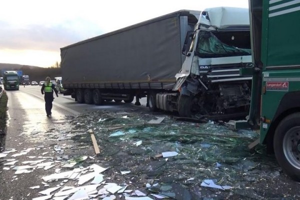 В Германии белорусский дальнобойщик попал в ДТП с тоннами разбитого стекла В Германии белорусский дальнобойщик попал в ДТП с тоннами разбитого стекла