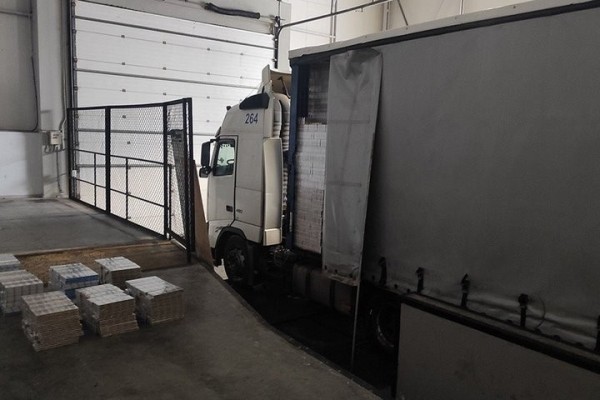 Пустая по документам фура оказалась не такой уж пустой – вот сколько сигарет нашли в полуприцепе Пустая по документам фура оказалась не такой уж пустой – вот сколько сигарет нашли в полуприцепе