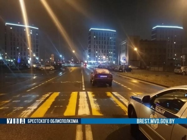 В Бресте на Сальникова автомобиль сбил девушку