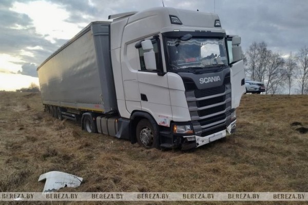 На М1 около Березы фура съехала в кювет На М1 около Березы фура съехала в кювет