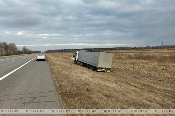 На М1 около Березы фура съехала в кювет На М1 около Березы фура съехала в кювет