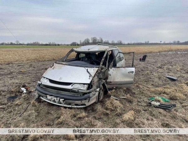В Брестской области нетрезвый водитель съехал на автомобиле в кювет и опрокинулся В Брестской области нетрезвый водитель съехал на автомобиле в кювет и опрокинулся