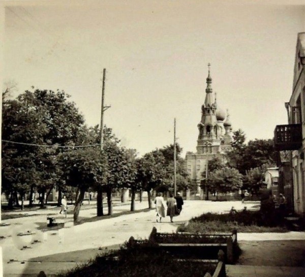 Брест, 1943 год. На заднем плане Свято-Николаевская Братская церковь
Брест, 1943 год. На заднем плане Свято-Николаевская Братская церковь