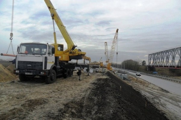 В Пинском районе готовятся установить последний пролет моста через Ясельду