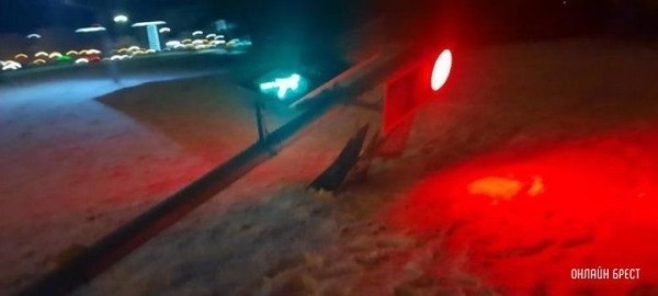 
                Читатель: Очередной светофор лежит в Бресте. Недалеко от большого Евроопта
            