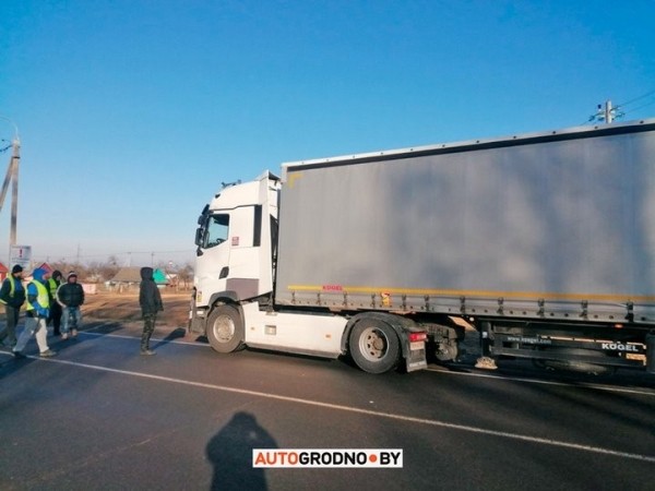 Дальнобойщики вышли на дорогу и останавливают фуры у ПП «Берестовица». Что происходит?
