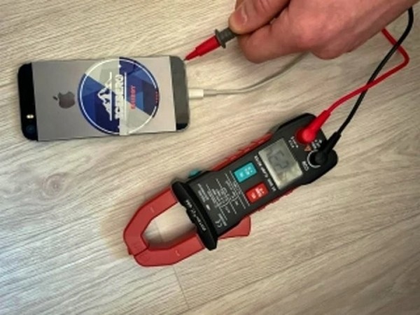 При зарядке телефона от удара током погиб подросток