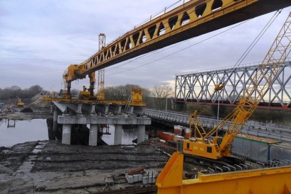 В Пинском районе готовятся установить последний пролет моста через Ясельду