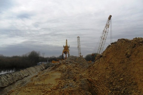 В Пинском районе готовятся установить последний пролет моста через Ясельду
