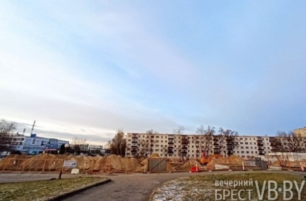 В Бресте на улице Советской Конституции начали строить многофункциональный жилой дом В Бресте на улице Советской Конституции начали строить многофункциональный жилой дом
