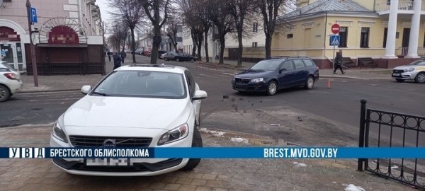 В Бресте на Мицкевича столкнулись легковушки В Бресте на Мицкевича столкнулись легковушки
