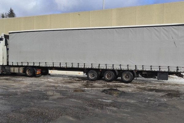 Пустая по документам фура оказалась не такой уж пустой – вот сколько сигарет нашли в полуприцепе Пустая по документам фура оказалась не такой уж пустой – вот сколько сигарет нашли в полуприцепе