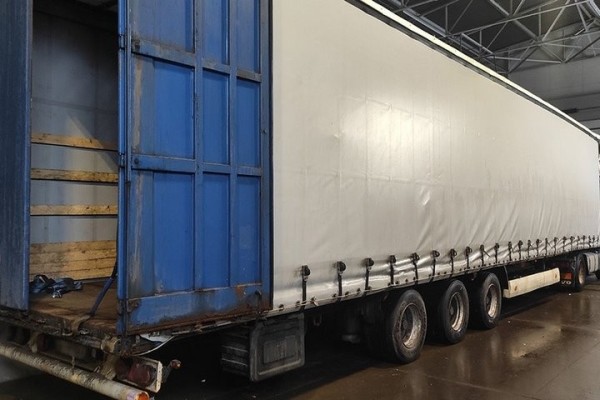 Пустая по документам фура оказалась не такой уж пустой – вот сколько сигарет нашли в полуприцепе Пустая по документам фура оказалась не такой уж пустой – вот сколько сигарет нашли в полуприцепе