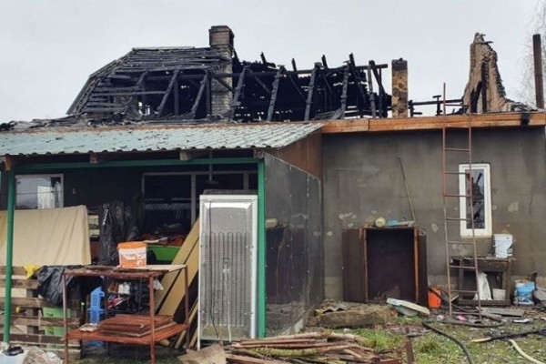 У многодетной семьи из-под Кобрина сгорел дом: хозяева просят обратить внимание на их беду и благодарят за уже оказанную помощь У многодетной семьи из-под Кобрина сгорел дом: хозяева просят обратить внимание на их беду и благодарят за уже оказанную помощь