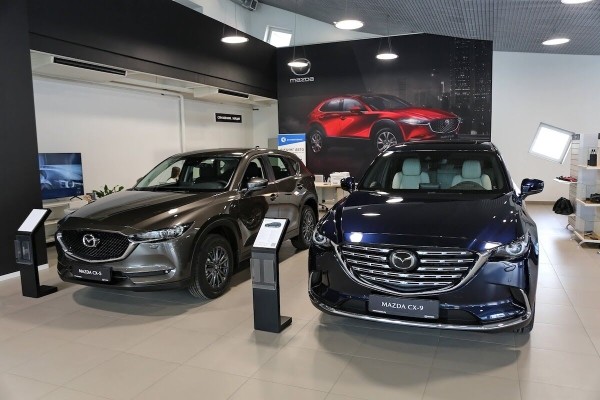 Машины без ценников и пустые автосалоны. Какие иномарки остались в Беларуси спустя неделю