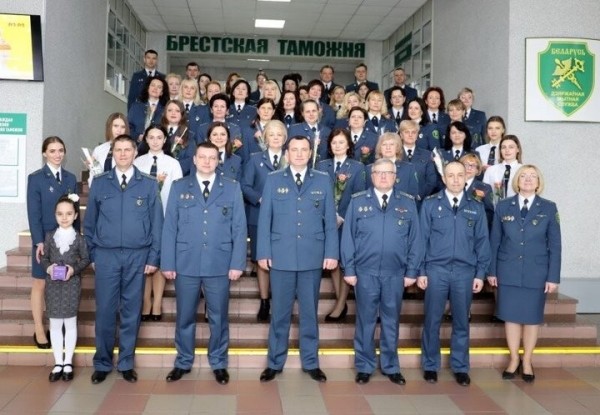 Сотрудники Брестской таможни поздравили своих прекрасных дам-коллег с наступающим 8 Марта Сотрудники Брестской таможни поздравили своих прекрасных дам-коллег с наступающим 8 Марта