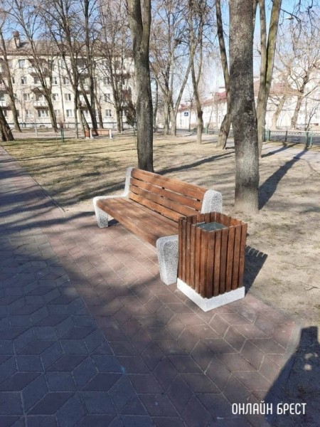 В Бресте районе улицы ГОБК установлены новые скамейки и урны для мусора В Бресте районе улицы ГОБК установлены новые скамейки и урны для мусора