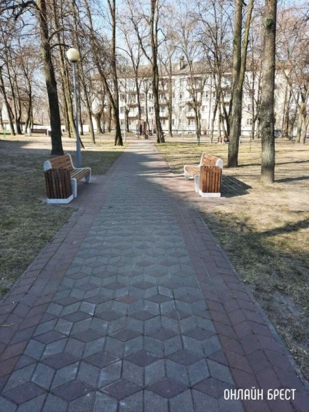 В Бресте районе улицы ГОБК установлены новые скамейки и урны для мусора В Бресте районе улицы ГОБК установлены новые скамейки и урны для мусора