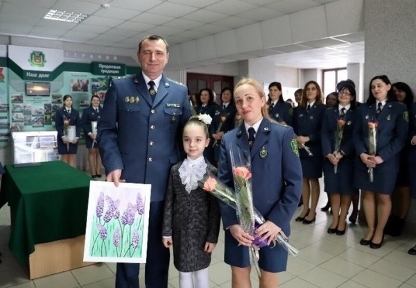 Сотрудники Брестской таможни поздравили своих прекрасных дам-коллег с наступающим 8 Марта Сотрудники Брестской таможни поздравили своих прекрасных дам-коллег с наступающим 8 Марта