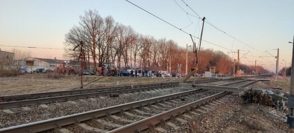 Поезд протаранил трактор с прицепом в Беларуси. Фото и видео Поезд протаранил трактор с прицепом в Беларуси. Фото и видео