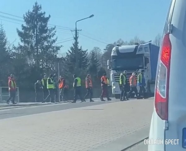 ГПК: очередь в пункте пропуска «Кукурыки-Козловичи» растянулась на десятки километров