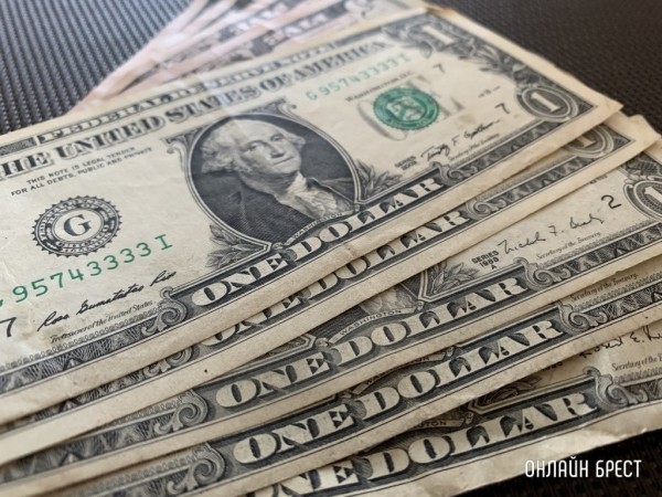 «Паритетбанк» установил лимиты на снятие валюты со счета. А что у остальных банков?