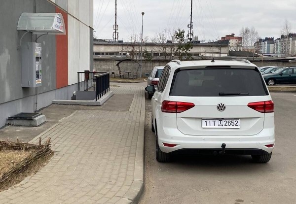 Нестраховой случай. Белорус сбросил полено на Mazda соседа, потому что «не может купить такую машину» Нестраховой случай. Белорус сбросил полено на Mazda соседа, потому что «не может купить такую машину»