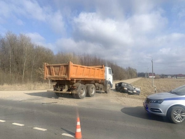 В Дрогичине «МАЗ» не пропустил легковушку В Дрогичине «МАЗ» не пропустил легковушку