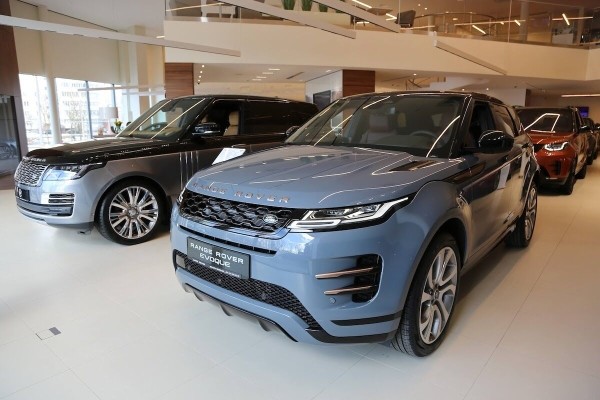 Машины без ценников и пустые автосалоны. Какие иномарки остались в Беларуси спустя неделю