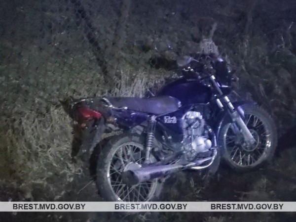 Первая в сезоне мотоавария произошла в Пинском районе: 7-летняя девочка с травмами в больнице