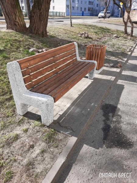 В Бресте районе улицы ГОБК установлены новые скамейки и урны для мусора В Бресте районе улицы ГОБК установлены новые скамейки и урны для мусора