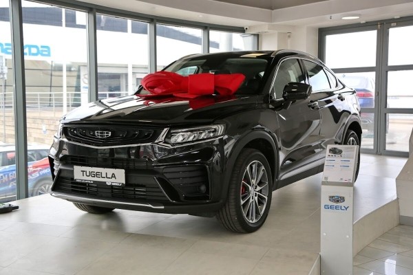 Машины без ценников и пустые автосалоны. Какие иномарки остались в Беларуси спустя неделю