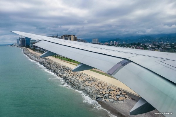 Белорусы прилетели в Батуми, но остались без багажа. Что говорят в «Белавиа»?