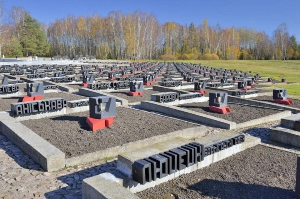 «Саша всю жизнь помнил, как хоронили погибших жители соседних деревень». История чудом выжившего хатынского мальчика «Саша всю жизнь помнил, как хоронили погибших жители соседних деревень». История чудом выжившего хатынского мальчика