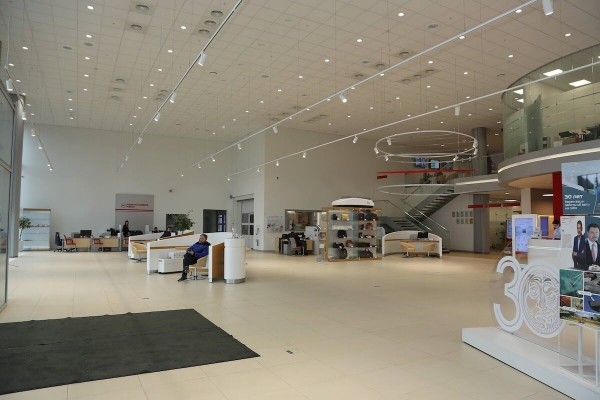 Машины без ценников и пустые автосалоны. Какие иномарки остались в Беларуси спустя неделю