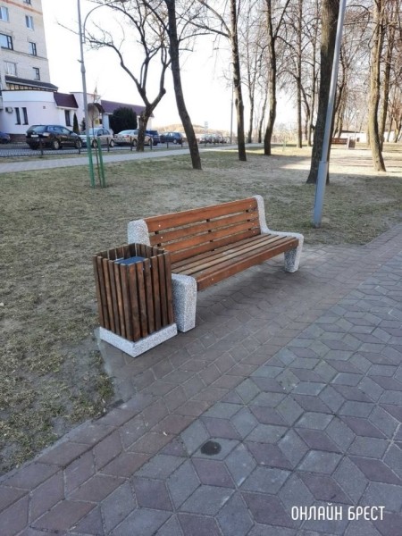 В Бресте районе улицы ГОБК установлены новые скамейки и урны для мусора В Бресте районе улицы ГОБК установлены новые скамейки и урны для мусора