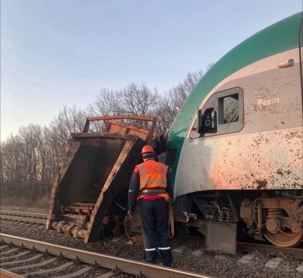 Поезд протаранил трактор с прицепом в Беларуси. Фото и видео Поезд протаранил трактор с прицепом в Беларуси. Фото и видео
