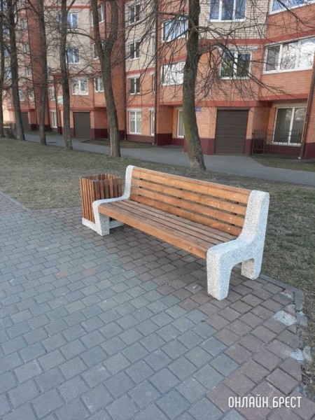В Бресте районе улицы ГОБК установлены новые скамейки и урны для мусора В Бресте районе улицы ГОБК установлены новые скамейки и урны для мусора