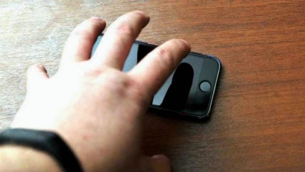 В городе-спутнике Бреста пенсионер лишился мобильного телефона В городе-спутнике Бреста пенсионер лишился мобильного телефона