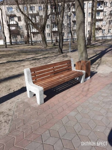 В Бресте районе улицы ГОБК установлены новые скамейки и урны для мусора В Бресте районе улицы ГОБК установлены новые скамейки и урны для мусора