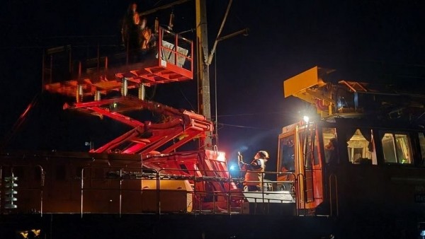Поезд протаранил трактор с прицепом в Беларуси. Фото и видео Поезд протаранил трактор с прицепом в Беларуси. Фото и видео